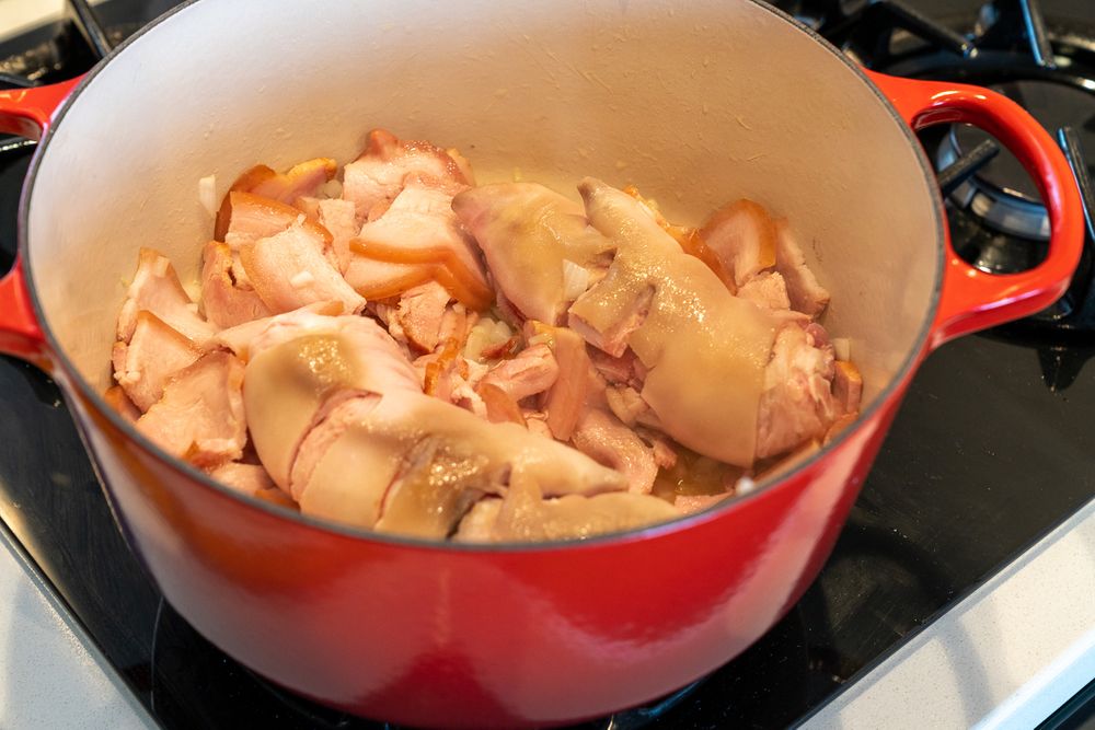 Frijoles con garra y Red beans with pigs' feet and smoked