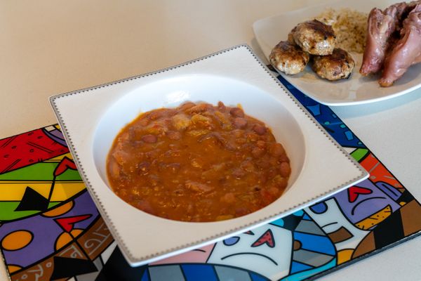 Frijoles con garra y tocineta - Red beans with pigs' feet and smoked bacon - a Colombian classic